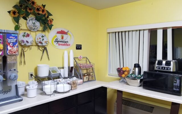 Super 8 by Wyndham Bellmawr NJ/Philadelphia PA Area
