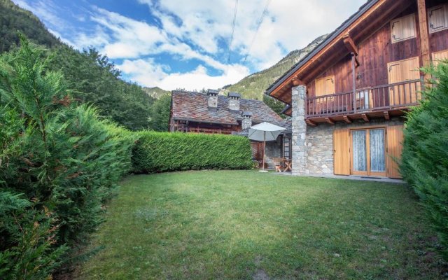 ALTIDO Big Flat for 8 with Backyard and Parking in Courmayeur
