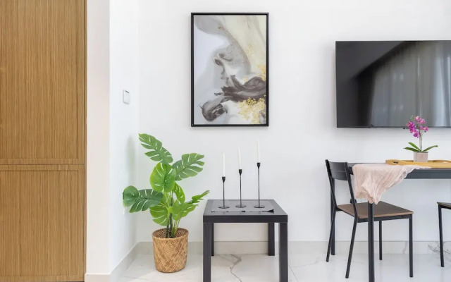 Bloomfields Deluxe Studio Azizi Riviera