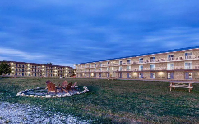 Days Inn & Suites by Wyndham St. Ignace Lakefront