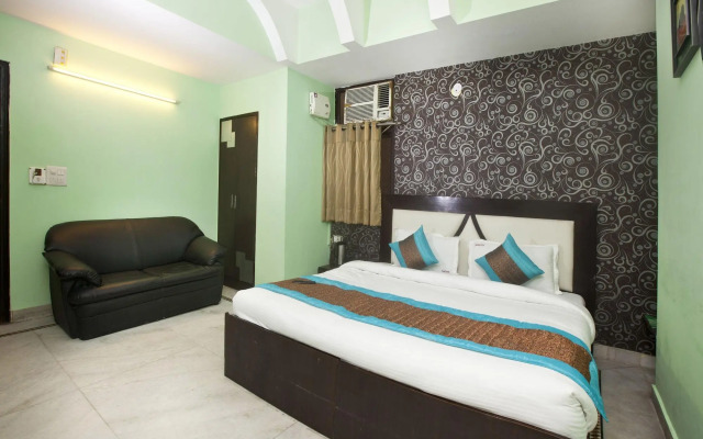 Roomshala 100 Hotel Anand - karol Bagh
