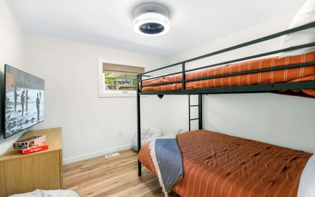 Bearcat Bungalows Two Homes One Rental, Sleep 22