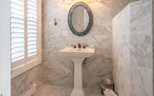 Marginal Way House Hotel