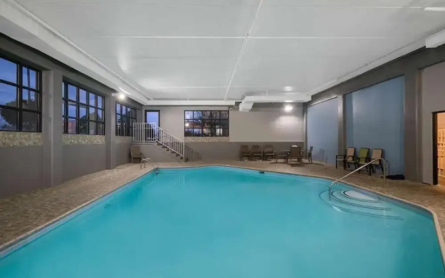 La Quinta Inn & Suites By Wyndham Knoxville East