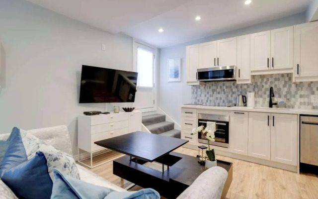 Casa Queen-Leslieville Suite w LRG Patio