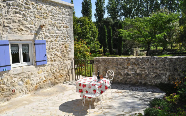 Charming Stone House With Terrace and Garden, Lussan