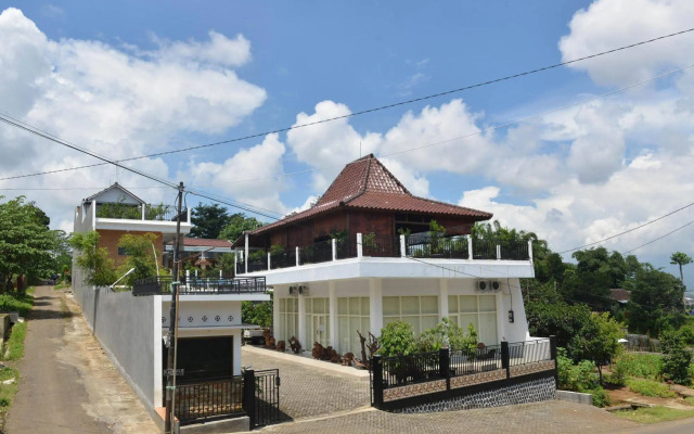 Malang Hill Gallery & Homestay