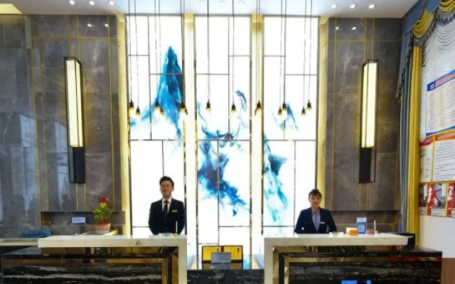 Yijia Grand Hotel – People – Shiyan