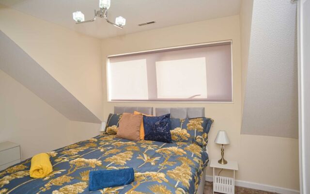 London's Calling U! A Lovely 2 Bedhome Sleeps 1-5!