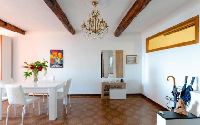 JOIVY Sunny 2-Bed Flat Near Aquarium