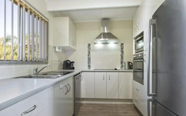 Dolphin Breeze - fully fenced and pet friendly