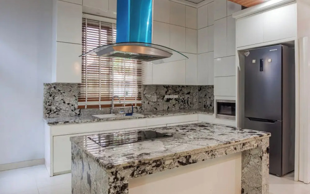 OYO 94024 Sentraland karawang By AswinNearWonderland waterpark