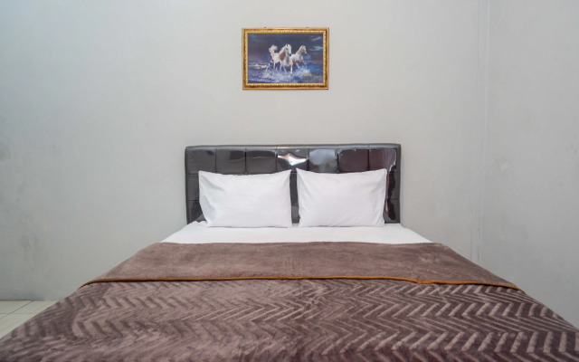 RedDoorz near Patung Kuda Solo Baru