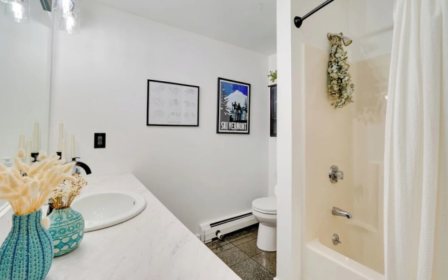 Ski-in/ski-out Magic Mountain Condo w/ Deck!