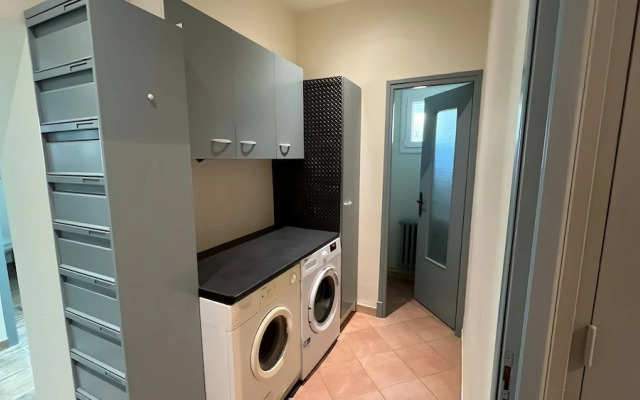 Villa in St Denis With Private Pool & Pyrenees View