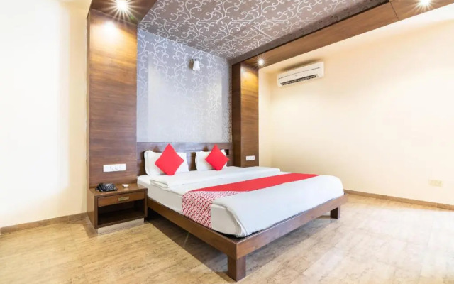 Compact Maple Leaf by OYO Rooms