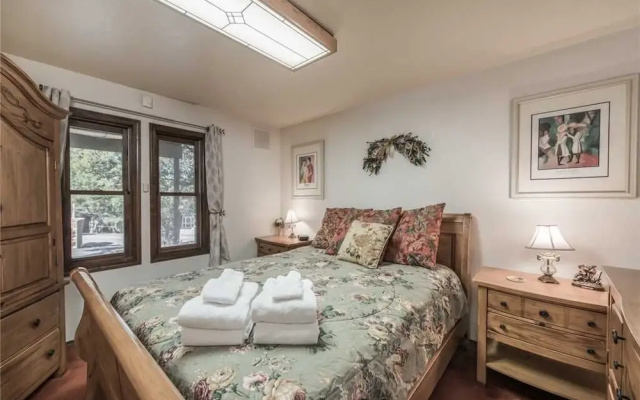 Harper Haus - Four Bedroom Cabin with Hot Tub