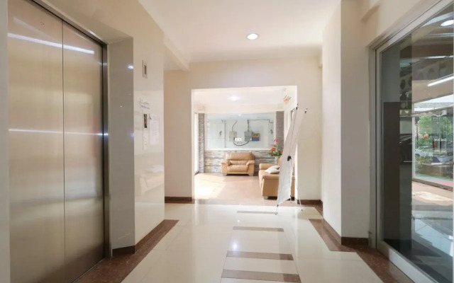 Clover Residence Near Mall Ambassador