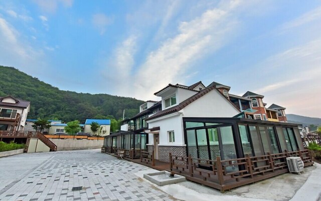 Muju La Vieen Rose Pension