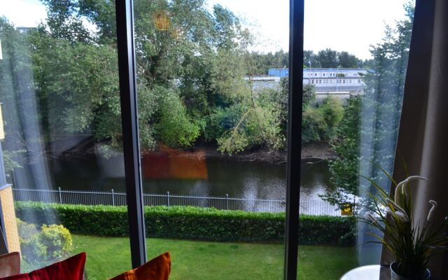 MetroStays - Riverside Apartment