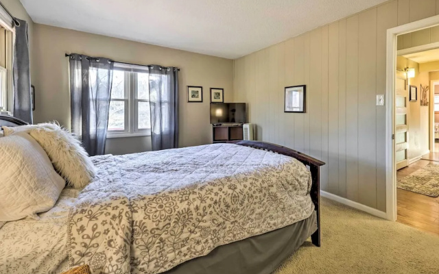 Holiday Island Home: Hot Tub & Wood Stove!