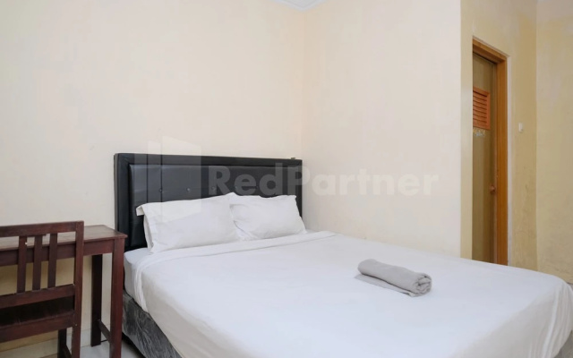 Mas Klimis Guesthouse Pakuwon Mall Mitra RedDoorz – Guest Rooms – Sleman