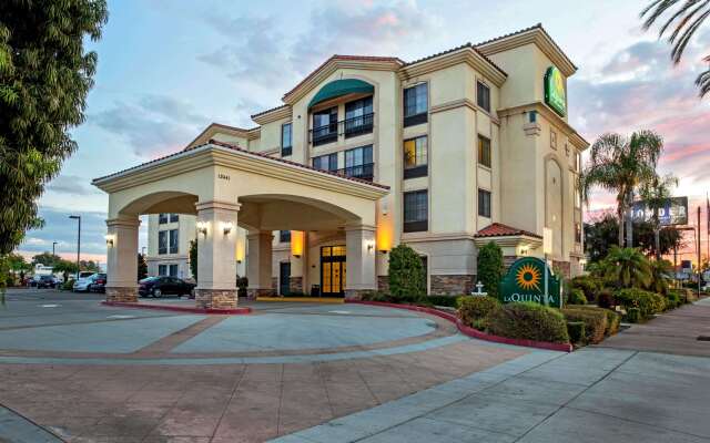 La Quinta Inn & Suites by Wyndham NE Long Beach/Cypress