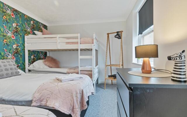 Seabright Townhouse | By My Getaways | Parking for one car