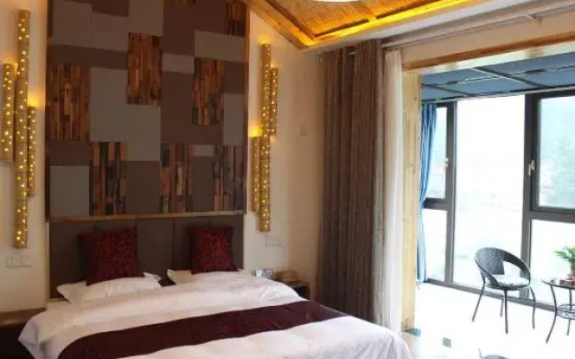 Anji Yunshang Grassland Jinshuiloutai Homestay