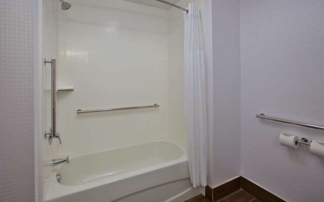 Hampton Inn Commerce Novi