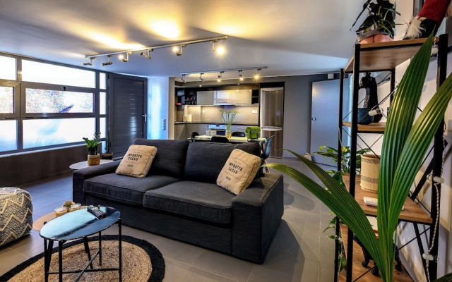 Gazi Metro APT Urban Balcony Oasis