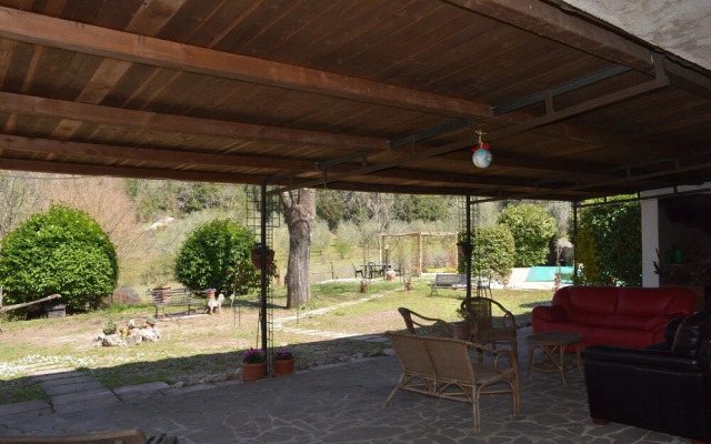 Scappo In Umbria, La Escondida