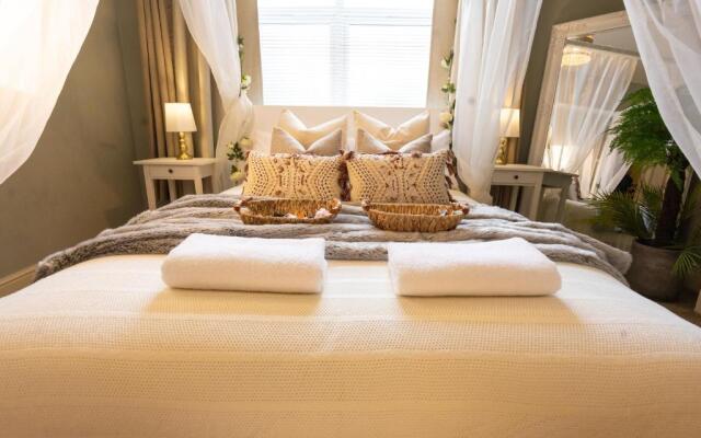 Luxury City Centre Getaway - Prime Location Sleeps 7!