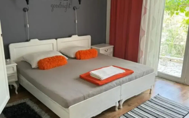 Duga House