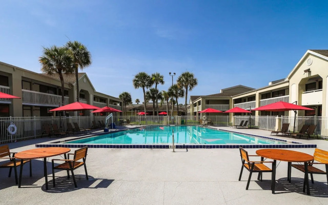 Entire Studio With Free Shuttle to Disney