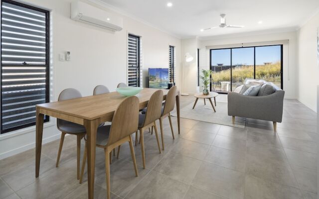 DAYDREAM Spcaious & Comfortable with Water Views