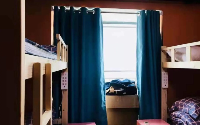 Pinkhostelling laternational
