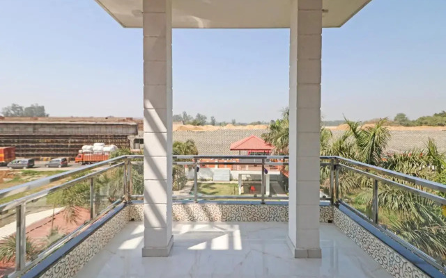 OYO 87366 Hotel Safari Inn