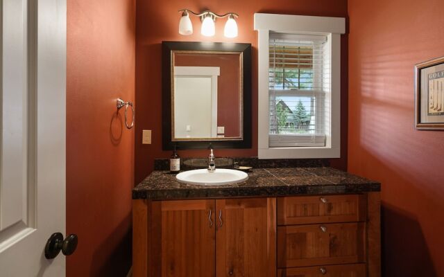 Spacious Five Peaks Home with Soaking Tub and BBQ by RedAwning