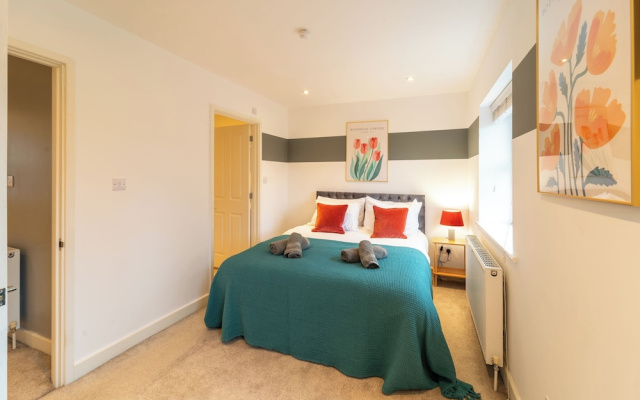 4 Bed House - Cheltenham & Gloucester - Sleeps 8