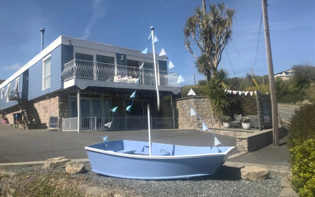 Barracuda, Beachside Apartment