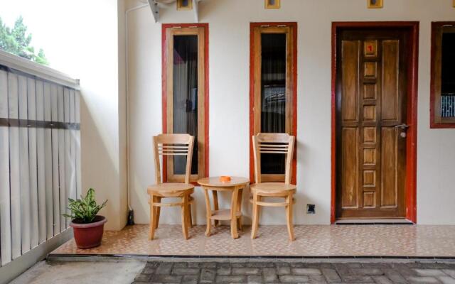 OYO 2986 D and a Guesthouse Syariah And Rent Car