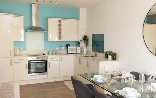 Stylish 2BR Apartment, Town Centre, Free Parking