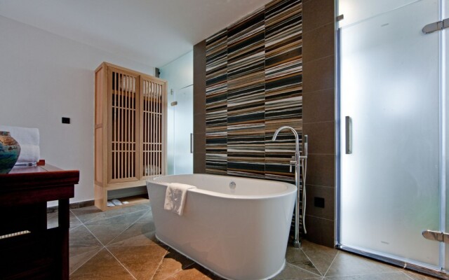Eaves Art Hotel