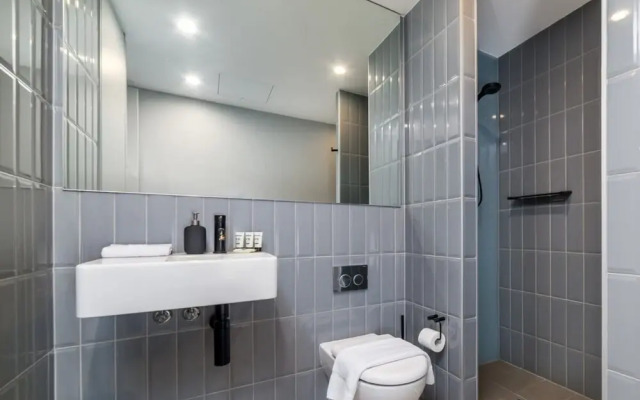 Stunning 1BR Apartment With Water Views