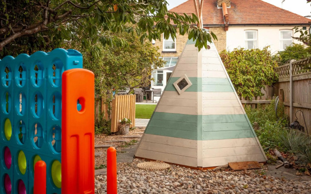 Sea Glimpses with free parking and garden