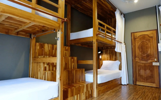 Bloom Cafe & Hostel Lipe