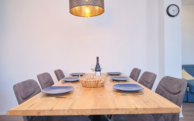 Queen's Lodge Mastrinka by Litto