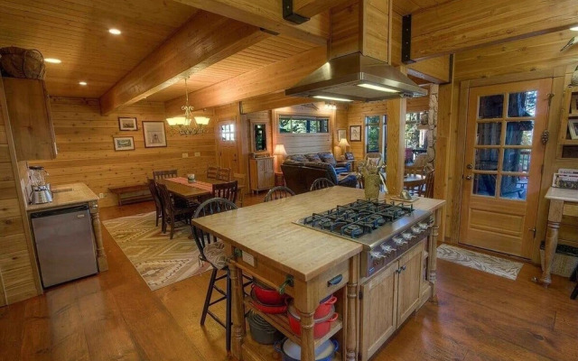 Smokey Joes 5 Bedroom Cabin by RedAwning