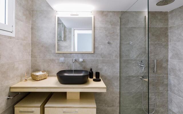 Minimal apartment on the shadow of the Acropolis